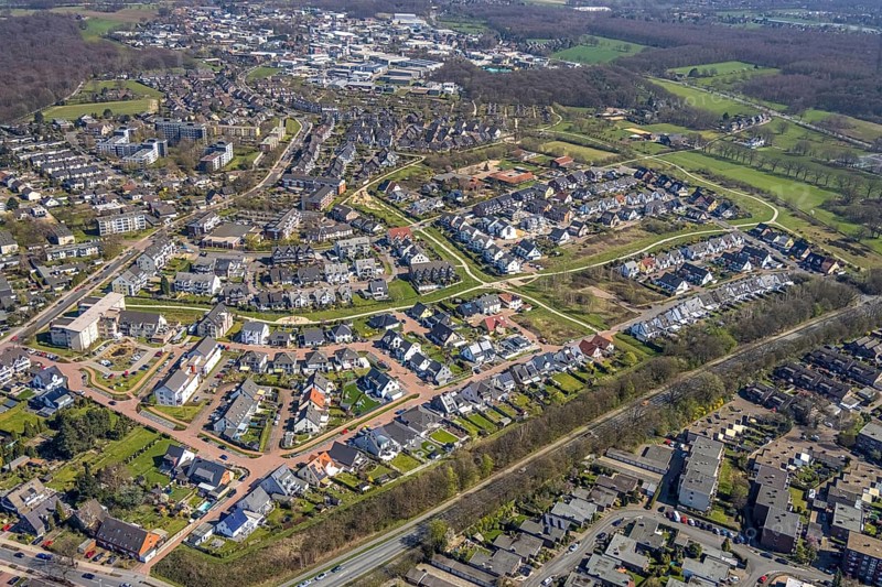 Aerial view, housing estate Holzweg, Philipinenkath, Am Liesen, Gemeinschaftsgrundschule GGS Hühnerheide, Hiesfeld, Dinslaken, Ruhr area, North Rhine-Westphalia, Germany, education, educational institution, DE, Europe, GGS, primary school, property tax, real estate, teaching institute, aerial photograph, aerial photography, aerial photography, Lower Rhine, Rhine, school, overview, bird's-eye view, housing estate, housing and living, residential area, residential buildings, housing quality, residential neighbourhood, housing estate, birds-eyes view, overview