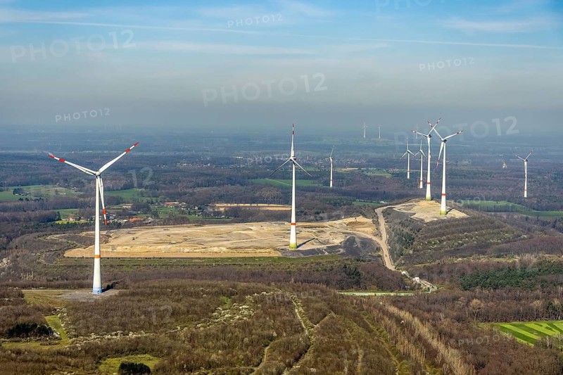 Aerial view, construction site, Halde Lohberg Norderweiterung, wind turbines, Oberlohberg, Dinslaken, Ruhr area, North Rhine-Westphalia, Germany, alternative energy, DE, Europe, aerial view, aerial photography, aerial photography, Lower Rhine, Rhine, overview, bird's-eye view, WEA, wind energy, wind turbine, wind power, wind power plant, wind farm, wind turbines, birds-eyes view, overview