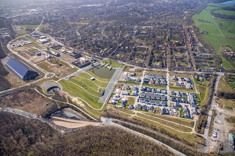 Aerial view, construction site new housing estate at Bergpark Lohberg, living in Kreativ.Quartier Lohberg, Oberlohberg, Dinslaken, Ruhr area, North Rhine-Westphalia, Germany, DE, Europe, property tax, real estate, aerial view, aerial photography, aerial photography, Lower Rhine, Rhine, overview, bird's-eye view, housing estate, living and living, residential area, residential buildings, residential buildings in Kreativ.Quartier Lohberg, quality of living, residential quarter, housing estate, birds-eyes view, overview