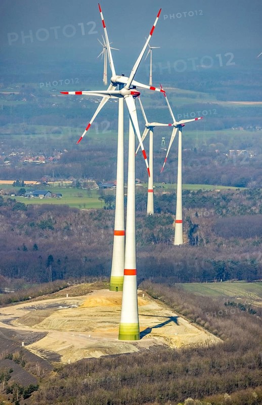 Aerial view, construction site, Halde Lohberg Norderweiterung, wind turbines, Oberlohberg, Dinslaken, Ruhr area, North Rhine-Westphalia, Germany, alternative energy, DE, Europe, aerial view, aerial photography, aerial photography, Lower Rhine, Rhine, overview, bird's eye view, WEA, wind energy, wind turbine, wind power, wind power plant, wind farm, wind turbines, birds-eyes view, overview, renewable energy, wind power plants