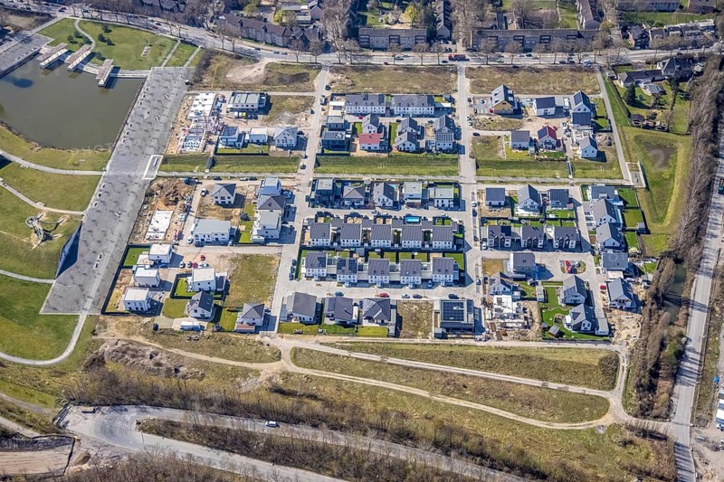 Aerial view, construction site new housing estate at Bergpark Lohberg, living in Kreativ.Quartier Lohberg, Oberlohberg, Dinslaken, Ruhr area, North Rhine-Westphalia, Germany, DE, Europe, property tax, real estate, aerial view, aerial photography, aerial photography, Lower Rhine, Rhine, overview, bird's-eye view, housing estate, living and living, residential area, residential buildings, residential buildings in Kreativ.Quartier Lohberg, quality of living, residential quarter, housing estate, birds-eyes view, overview