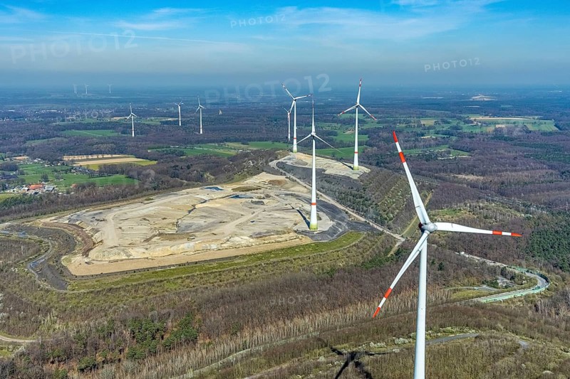 Aerial view, construction site, Halde Lohberg Norderweiterung, wind turbines, Bruckhausen, Hünxe, Ruhr area, North Rhine-Westphalia, Germany, alternative energy, DE, Europe, aerial view, aerial photography, aerial photography, Lower Rhine, Rhine, overview, bird's-eye view, WEA, wind energy, wind turbine, wind power, wind power plant, wind farm, wind turbines, birds-eyes view, overview, renewable energy, wind power plants