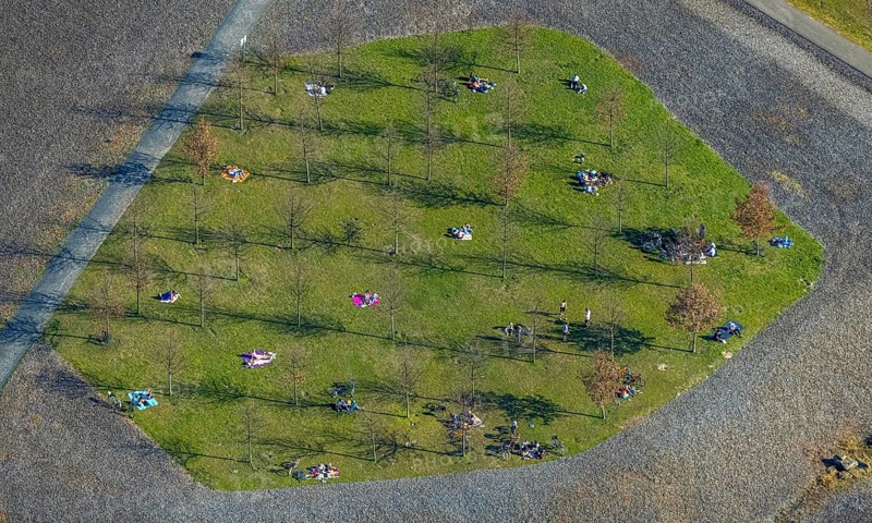 Aerial view, small sunbathing lawn on the slag heap between Westfalenpark, Emscher and viaduct Hympendahlbrücke, north of Phönix-West, spring weather on Dortmund's sunbathing lawns, Friedrichsfeld, Voerde, Ruhr area, North Rhine-Westphalia, Germany, DE, Europe, birds-eyes view, aerial view, aerial photography, aerial photography, overview, bird's eye view, spring, summer weather in March, Dortmund sunbathing lawns, sunbathing with Corona distance