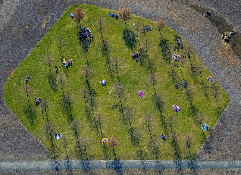 Aerial view, small sunbathing lawn on the slag heap between Westfalenpark, Emscher and viaduct Hympendahlbrücke, north of Phönix-West, spring weather on Dortmund's sunbathing lawns, Friedrichsfeld, Voerde, Ruhr area, North Rhine-Westphalia, Germany, DE, Europe, birds-eyes view, aerial view, aerial photography, aerial photography, overview, bird's eye view, spring, summer weather in March, Dortmund sunbathing lawns, sunbathing with Corona distance