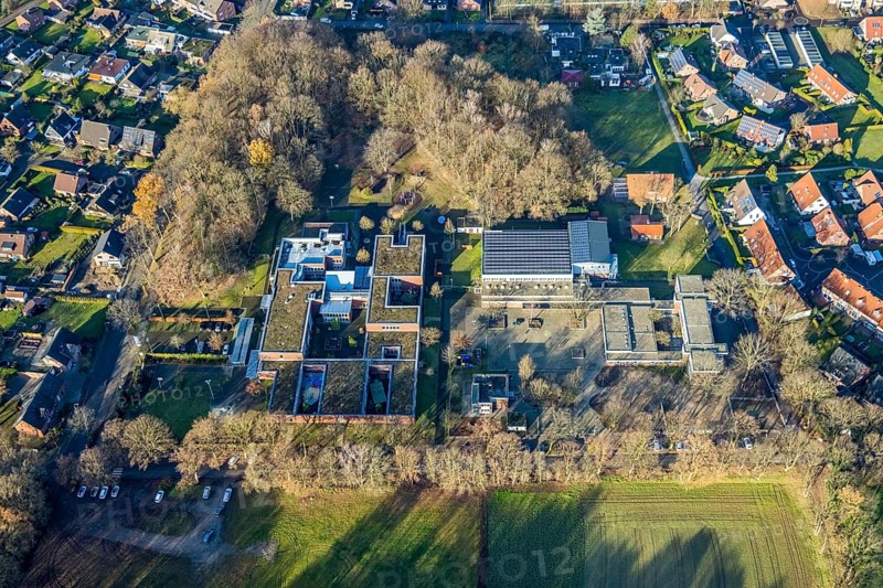 Aerial view of the Raoul-Wallenberg-Schule and Wittenbrinkschule Wulfen in Dorsten in the Ruhr area in North Rhine-Westphalia, Germany, education, educational institution, DE, Germany, Dorsten, Europe, Großer Ring, educational institute, aerial view, aerial photograph, aerial photography, aerial photography, North Rhine-Westphalia, photovoltaics, photovoltaic system, secondary school, Ruhr area, school, solar, solar system, solar energy, solar energy, overview, bird's eye view, birds-eyes view, overview
