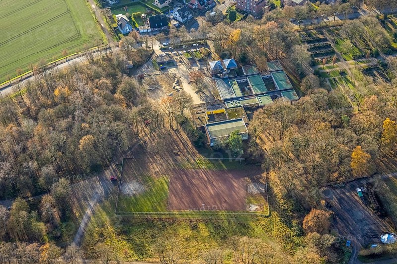 Aerial view of the Albert-Schweitzer-School in the district Hervest in the Glück-Auf-Straße in Dorsten in the Ruhr area in North Rhine-Westphalia, Germany, education, educational institution, DE, Germany, Dorsten, Europe, educational institute, aerial view, aerial photograph, aerial photography, aerial photography, North Rhine-Westphalia, Ruhr area, school, sports field, overview, bird's-eye view, overview