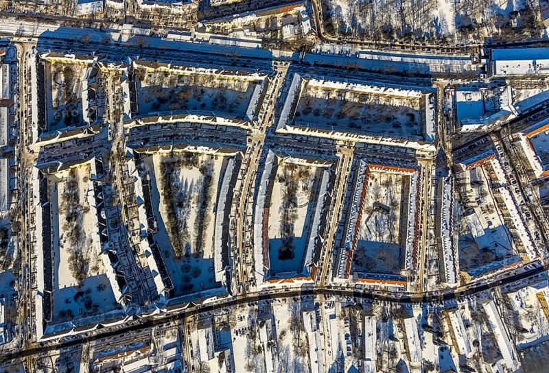 Aerial view, residential area Rheinische Straße, Althoffblock in the snow, Dorstfelder Brücke, Dortmund, Ruhr area, North Rhine-Westphalia, Germany, DE, Europe, property tax, real estate, aerial view, aerial photography, aerial photography, snow, overview, bird's-eye view, winter, onset of winter, winter landscape, residential complex, living and living, residential area, residential buildings, residential quality, residential neighbourhood, housing estate, birds-eyes view, overview, perimeter block development