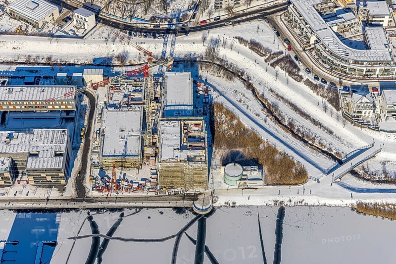 Aerial view, snow-covered Phoenix Lake, construction site of a retirement home, Hörde, Dortmund, Ruhr area, North Rhine-Westphalia, Germany, DE, Europe, aerial view, aerial photography, aerial photography, snow, lake, overview, bird's eye view, winter, winter onset, winter landscape, birds-eyes view, overview, ice, ice surface, thin ice, break in ice, breaks in ice, snow-covered ice surface, artificial lake