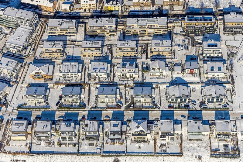 Aerial view, snow-covered residential buildings at Phoenix Lake, Hörde, Dortmund, Ruhr area, North Rhine-Westphalia, Germany, DE, Europe, property tax, real estate, aerial view, aerial photography, aerial photography, snow, overview, bird's eye view, winter, winter slump, winter landscape, residential area, residential area, residential buildings, residential quality, residential neighbourhood, housing estate, birds-eyes view, overview, ice, ice surface, thin ice, break in the ice, breaks in the ice, snow-covered ice surface, artificial lake