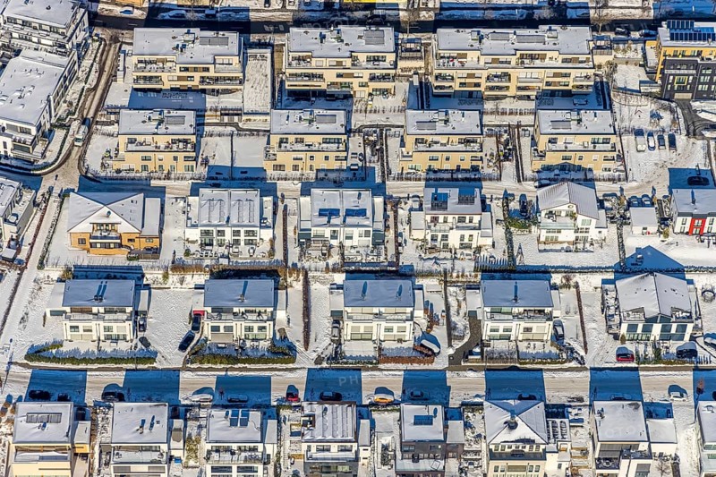 Aerial view, snow-covered residential buildings at Phoenix Lake, Hörde, Dortmund, Ruhr area, North Rhine-Westphalia, Germany, DE, Europe, property tax, real estate, aerial view, aerial photography, aerial photography, snow, overview, bird's eye view, winter, winter slump, winter landscape, residential area, residential area, residential buildings, residential quality, residential neighbourhood, housing estate, birds-eyes view, overview, ice, ice surface, thin ice, break in the ice, breaks in the ice, snow-covered ice surface, artificial lake