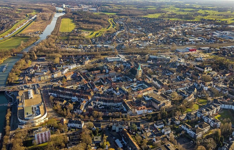 Aerial view of the city centre with Mercaden am Westwall and St. Agatha Catholic Church in Dorsten in the Ruhr area in North Rhine-Westphalia, Germany, Old town, place of worship, city, DE, Germany, Dorsten, shopping centre, shopping markets, shopping square, shopping mall, Europe, river Lippe, religious community, place of worship, holy place, city centre, church, parish, denomination, aerial view, aerial photograph, aerial photography, aerial photography, local supply centre, North Rhine-Westphalia, local view, religion, religious site, Ruhr area, shopping, shopping centre, townscape, city area, city centre, overview, bird's-eye view, Weser-Datteln-Kanal, birds-eyes view, overview
