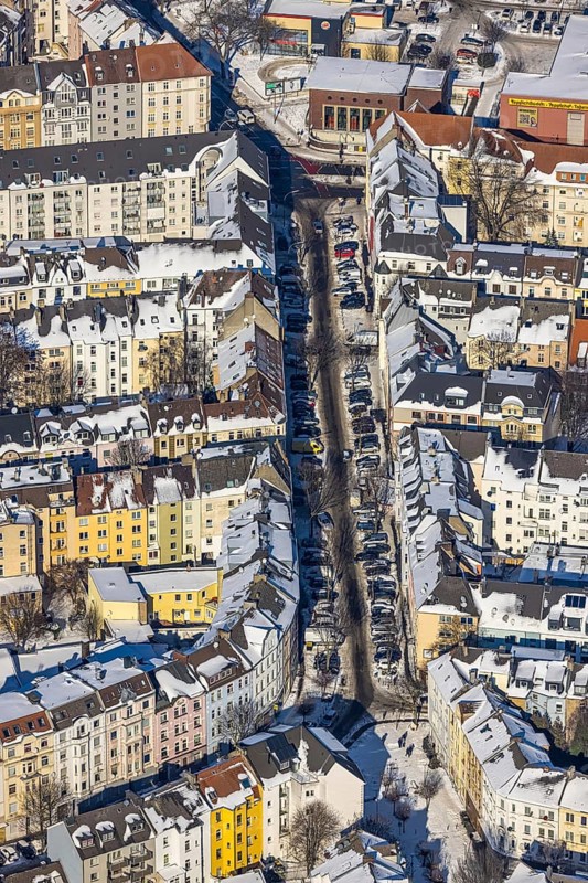 Aerial view, residential area Brunnenstraße, cleared street, Nordmarkt, Dortmund, Ruhr area, North Rhine-Westphalia, Germany, DE, Europe, property tax, real estate, aerial view, aerial photography, aerial photography, snow, overview, bird's-eye view, winter, onset of winter, winter landscape, residential complex, living and living, residential area, residential buildings, quality of living, residential neighbourhood, housing estate, birds-eyes view, overview