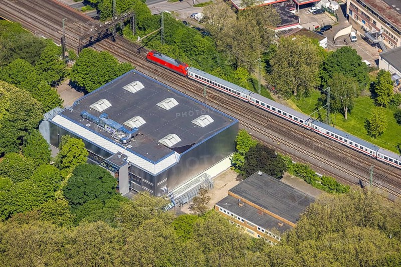 Aerial view, Brügmann sports hall next to the Leopold-Hoesch-Berufskolleg, Kaiserbrunnen, Dortmund, Ruhr area, North Rhine-Westphalia, Germany, railway tracks, DE, Europe, aerial view, aerial photography, aerial photography, sports hall, overview, bird's-eye view, train, birds-eyes view, overview