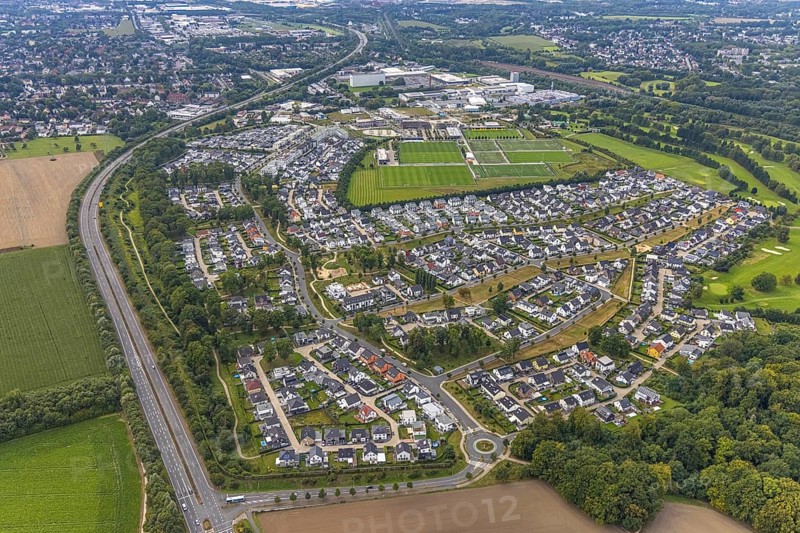 Aerial view, single-family house, housing estate Brackeler Feld and BVB Borussia Dortmund training ground in the district Brackel in Dortmund, Ruhr area, North Rhine-Westphalia, Germany, DE, Dortmund, single-family houses, Europe, football pitch, property tax, real estate, aerial view, aerial photography, aerial photography, sports, sports facilities, sports field, sports facility, overview, bird's eye view, residential complex, living and life, residential area, residential houses, residential quality, residential neighbourhood, housing estate, birds-eyes view, overview