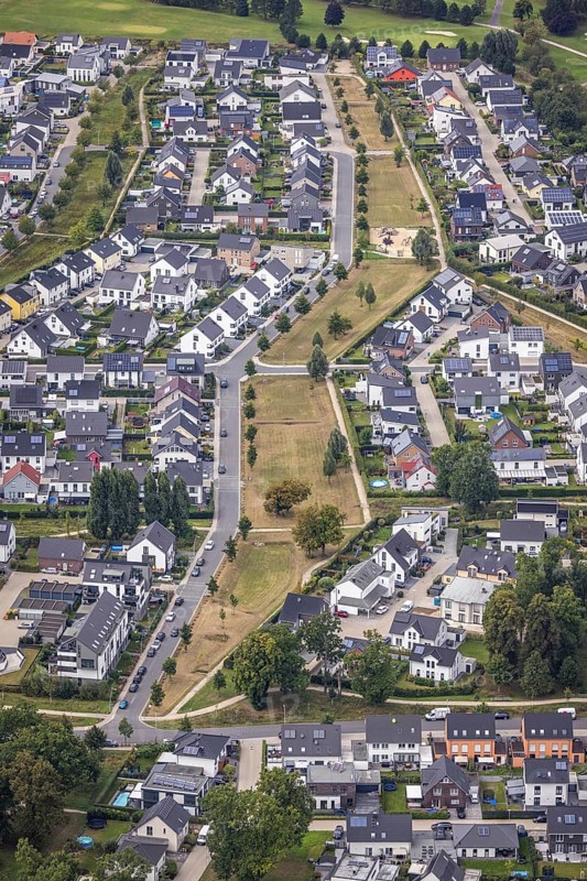 Aerial view, housing estate with tree avenue and air corridors between Theodor-Blank-Allee and Heinrich-Czerkus-Allee in the district Brackel in Dortmund, Ruhr area, North Rhine-Westphalia, Germany, tree avenue, DE, Dortmund, Europe, property tax, real estate, aerial view, aerial photography, aerial photography, overview, bird's eye view, housing estate, living and living, residential area, residential buildings, quality of living, residential neighbourhood, housing estate, birds-eyes view, green planting, green lung, overview