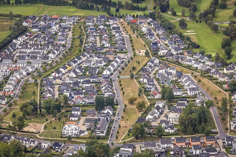Aerial view, housing estate with tree avenue and air corridors between Theodor-Blank-Allee and Heinrich-Czerkus-Allee in the district Brackel in Dortmund, Ruhr area, North Rhine-Westphalia, Germany, tree avenue, DE, Dortmund, Europe, property tax, real estate, aerial view, aerial photography, aerial photography, overview, bird's eye view, housing estate, living and living, residential area, residential buildings, quality of living, residential neighbourhood, housing estate, birds-eyes view, green planting, green lung, overview