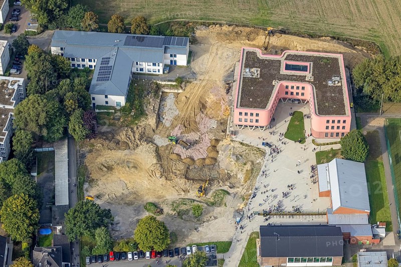 Aerial view, Pink building of the Reinoldi comprehensive school and construction site in the Bodelschwingh district of Dortmund, Ruhr area, North Rhine-Westphalia, Germany, construction work, construction area, construction site, building plots, construction project, construction site, educational institution, DE, Dortmund, Europe, comprehensive school, teaching institute, aerial photograph, aerial photography, aerial photography, new building, school, overview, bird's eye view, bird's eye view, overview