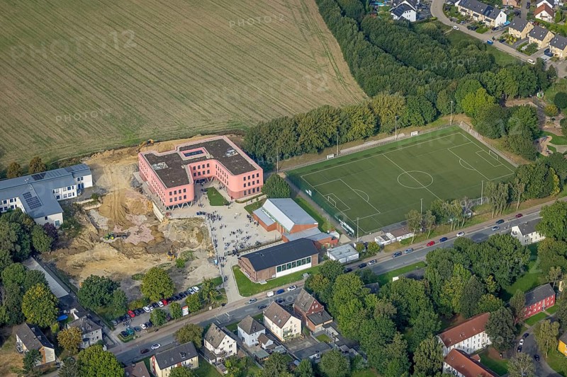 Aerial view, Pink building of the Reinoldi comprehensive school and construction site in the Bodelschwingh district of Dortmund, Ruhr area, North Rhine-Westphalia, Germany, construction work, construction area, construction site, building plots, construction project, construction site, educational institution, DE, Dortmund, Europe, comprehensive school, teaching institute, aerial photograph, aerial photography, aerial photography, new building, school, overview, bird's eye view, bird's eye view, overview