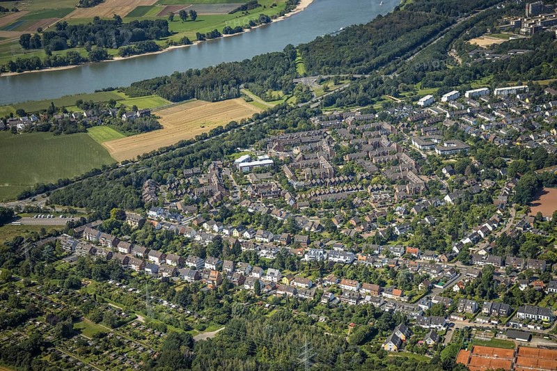 Aerial view, Otto-cock-Siedlung with a canal in the Wersten district of Düsseldorf, Rhineland, North Rhine-Westphalia, Germany, DE, Düsseldorf, Europe, property tax, real estate, aerial view, aerial photography, aerial photography, overview, bird's-eye view, residential estate, housing and living, residential area, residential buildings, quality of living, residential neighbourhood, housing estate, birds-eyes view, overview, circular Otto-cock-Straße
