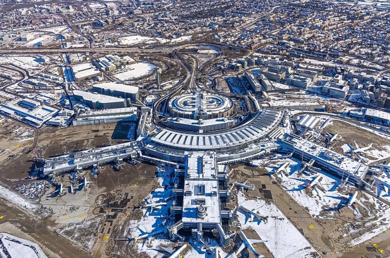 Aerial photo, Düsseldorf Airport, reception building and terminal building, Lohausen, Düsseldorf, Rhineland, North Rhine-Westphalia, Germany, DE, DUS Airport, Europe, flight emission, airport, aircraft noise, airfield, aerial photograph, aerial photography, aerial photography, snow, overview, bird's-eye view, winter, birds-eyes view, overview
