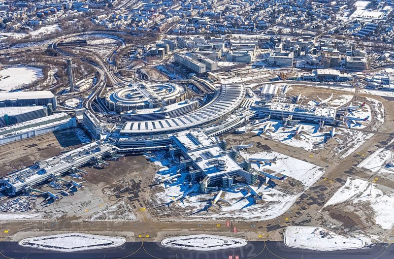 Aerial photo, Düsseldorf Airport, reception building and terminal building, Lohausen, Düsseldorf, Rhineland, North Rhine-Westphalia, Germany, DE, DUS Airport, Europe, flight emission, airport, aircraft noise, airfield, aerial photograph, aerial photography, aerial photography, snow, overview, bird's-eye view, winter, birds-eyes view, overview