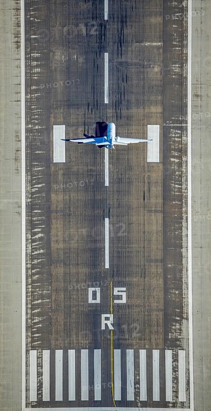 Aerial photo, Düsseldorf Airport, runway and landing strip with aeroplane, Lohausen, Düsseldorf, Rhineland, North Rhine-Westphalia, Germany, DE, DUS Airport, Europe, flight emission, airport, aircraft noise, airfield, aerial photograph, aerial photography, aerial photography, snow, overview, bird's-eye view, winter, birds-eyes view, overview