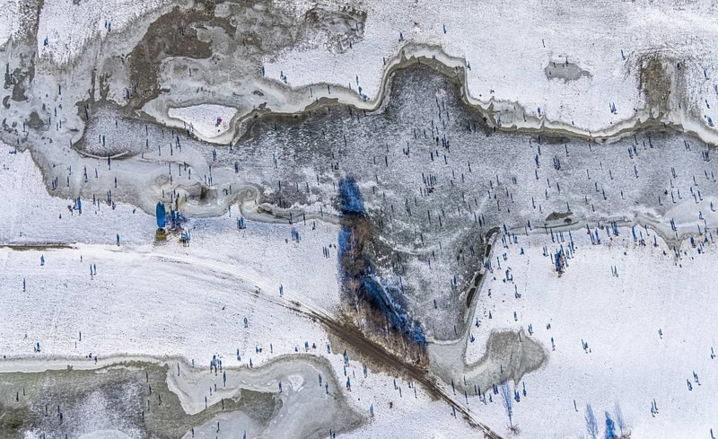 Aerial view, ice rink, ice skaters and pedestrians on frozen Rhine meadow in Lörrick near the Theodor-Heuss-Bridge, Niederkassel, Düsseldorf, Rhineland, North Rhine-Westphalia, Germany, DE, Europe, shapes and colours, aerial view, aerial photography, aerial photography, ice skating, snow, overview, bird's eye view, winter, birds-eyes view, overview
