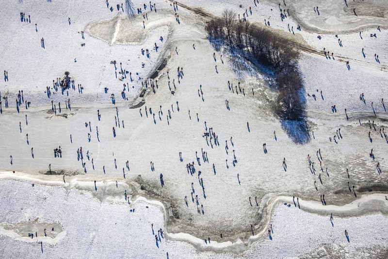 Aerial view, ice rink, ice skaters and pedestrians on frozen Rhine meadow in Lörrick near the Theodor-Heuss-Bridge, Niederkassel, Düsseldorf, Rhineland, North Rhine-Westphalia, Germany, DE, Europe, shapes and colours, aerial view, aerial photography, aerial photography, ice skating, snow, overview, bird's eye view, winter, birds-eyes view, overview