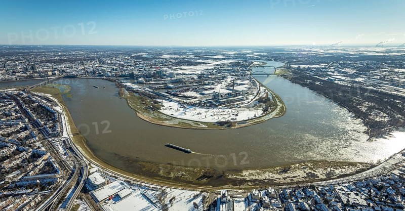 Aerial view, Rhine bend at the harbour, Lausward power station, harbour, Düsseldorf, Rhineland, North Rhine-Westphalia, Germany, inland port, DE, Europe, thermal power station, power station, power station plant, aerial view, aerial photography, aerial photography, snow, overview, bird's-eye view, winter, birds-eyes view, overview