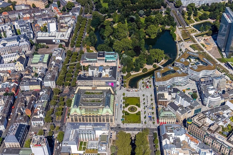 Aerial view, commercial buildings Galeria Kaufhof, Steigenberger Hotel and Deutsche Oper am Rhein at Königsallee with Corneliusplatz and Corneliusbrunnen to Hofgarten in city centre, Düsseldorf, Rhineland, North Rhine-Westphalia, Germany, 22, DE, Europe, gastronomy, commercial buildings, hotel, aerial view, aerial photography, aerial photography, overview, bird's-eye view, birds-eyes view, overview