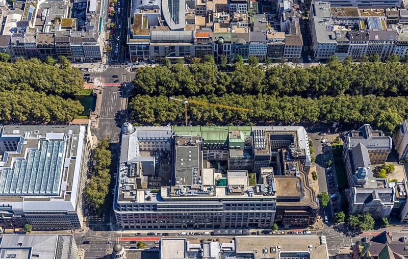 Aerial view, Deutsche Bank on Königsallee in the city centre of Düsseldorf, Rhineland, North Rhine-Westphalia, Germany, construction crane, DE, Düsseldorf, Europe, commercial buildings, aerial view, aerial photography, aerial photography, renovation, overview, bird's-eye view, overview