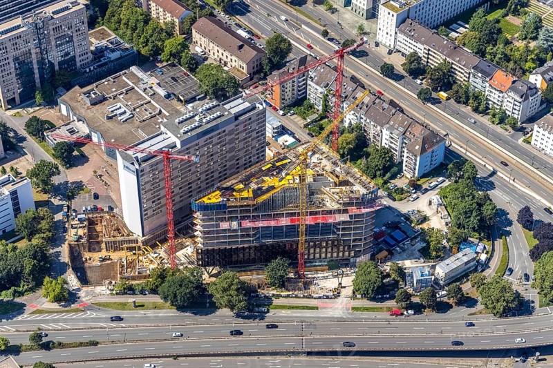 Aerial view, construction site and new construction of the three-storey Eclipse high-rise building next to the Hilton Hotel on Kennedydamm in the Golzheim district, Düsseldorf, Rhineland, North Rhine-Westphalia, Germany, construction work, construction area, construction site, building plots, construction project, construction site, DE, Europe, gastronomy, hotel, hotel facilities, hotel industry, aerial view, aerial photography, aerial photography, new construction, overview, bird's-eye view, overview