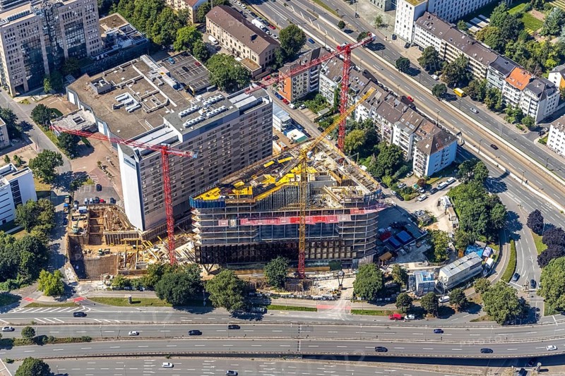 Aerial view, construction site and new construction of the three-storey Eclipse high-rise building next to the Hilton Hotel on Kennedydamm in the Golzheim district, Düsseldorf, Rhineland, North Rhine-Westphalia, Germany, construction work, construction area, construction site, building plots, construction project, construction site, DE, Europe, gastronomy, hotel, hotel facilities, hotel industry, aerial view, aerial photography, aerial photography, new construction, overview, bird's-eye view, overview