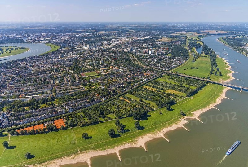 Aerial view, river Rhine Rheinaue and district Niederkassel, Düsseldorf, Rhineland, North Rhine-Westphalia, Germany, DE, Europe, property tax, real estate, aerial view, aerial photography, aerial photography, local view, Rheinaue, townscape, urban area, overview, bird's-eye view, residential area, living and living, residential area, residential buildings, residential quality, residential neighbourhood, housing estate, birds-eyes view, overview