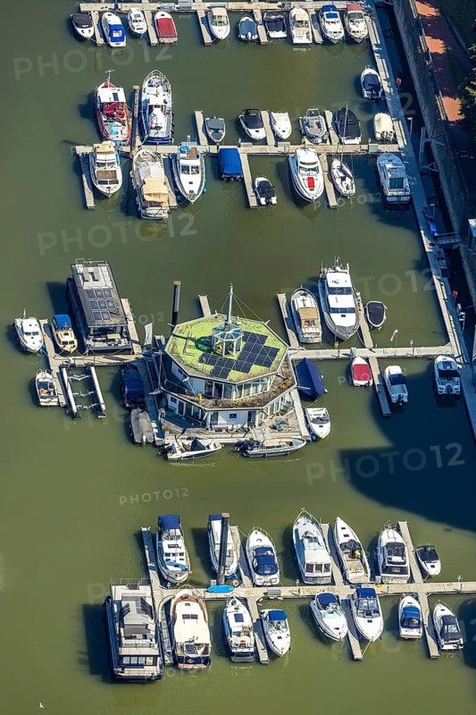 Aerial view, Marina Düsseldorf Yachthafen im Medienhafen Düsseldorf, Rhineland, North Rhine-Westphalia, Germany, DE, Düsseldorf, Europe, harbour, harbour area, harbour area, marina, aerial view, aerial photography, aerial photography, motorboats, overview, bird's eye view, yachts, marina, birds-eyes view, former Rhine harbour, overview