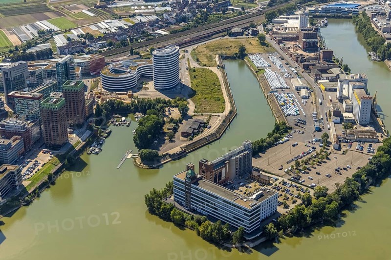 Aerial view, Plange Mühle conversion for a clinic in the media harbour in the harbour in Düsseldorf, Rhineland, North Rhine-Westphalia, Germany, DE, Düsseldorf, Europe, commercial enterprises, commercial area, commercial park, commercial location, commercial use, harbour, harbour area, harbour area, industrial area, industrial building, industrial location, aerial photograph, aerial photography, aerial photography, overview, bird's eye view, Weizenmühlenstraße, birds-eyes view, former Rhine harbour, overview