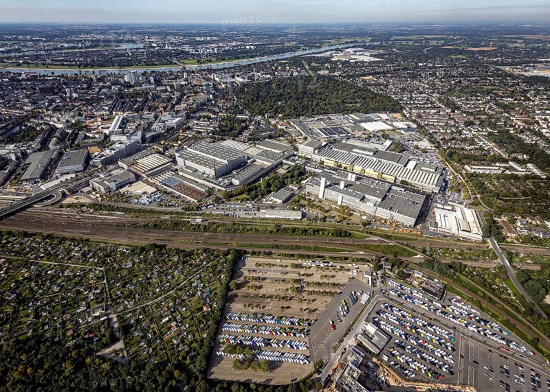 Aerial view, Mercedes Benz plant Daimler AG in the district Derendorf in Düsseldorf, Rhineland, North Rhine-Westphalia, Germany, DE, Düsseldorf, Europe, commercial enterprises, commercial area, commercial area, commercial location, commercial use, industrial area, industrial location, aerial photograph, aerial photography, aerial photography, overview, bird's-eye view, bird's-eye view, overview