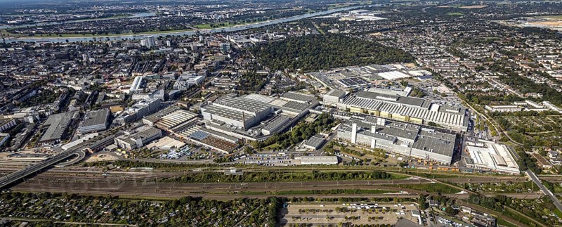 Aerial view, Mercedes Benz plant Daimler AG in the district Derendorf in Düsseldorf, Rhineland, North Rhine-Westphalia, Germany, DE, Düsseldorf, Europe, commercial enterprises, commercial area, commercial area, commercial location, commercial use, industrial area, industrial location, aerial photograph, aerial photography, aerial photography, overview, bird's-eye view, bird's-eye view, overview