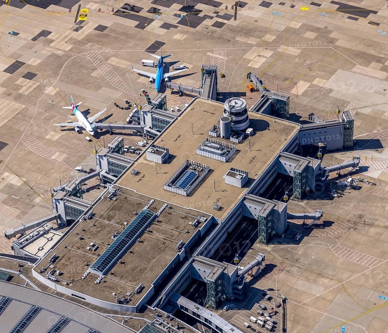 Aerial photograph, Düsseldorf Airport in the Lohausen district of Düsseldorf, Rhineland, North Rhine-Westphalia, Germany, terminal building, DE, Düsseldorf, Düsseldorf Airport, reception building, Europe, flight emission, airport, aircraft noise, airfield, aeroplane, aircraft handling, aerial photograph, aerial photography, aerial photography, overview, bird's-eye view, birds-eyes view, overview
