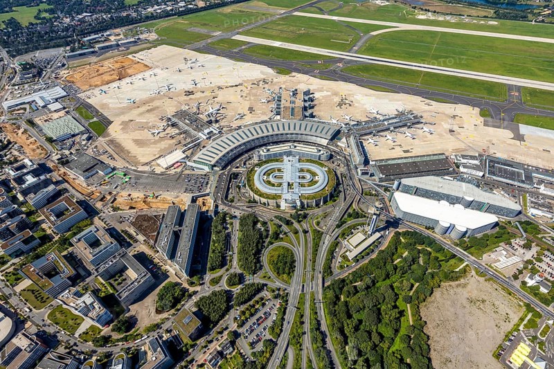Aerial photograph, Düsseldorf Airport in the Lohausen district of Düsseldorf, Rhineland, North Rhine-Westphalia, Germany, terminal building, DE, Düsseldorf, Düsseldorf Airport, reception building, Europe, flight emission, airport, aircraft noise, airfield, aeroplane, aerial photograph, aerial photography, aerial photography, overview, bird's-eye view, bird's-eye view, overview