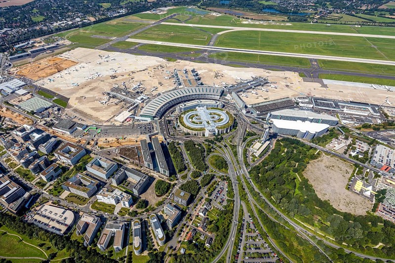 Aerial view, Düsseldorf Airport and Air Park business centre in the Lohausen district of Düsseldorf, Rhineland, North Rhine-Westphalia, Germany, terminal building, DE, Düsseldorf, Düsseldorf Airport, reception building, Europe, flight mission, airport, aircraft noise, airfield, aircraft, commercial buildings, aerial photograph, aerial photography, aerial photography, overview, bird's-eye view, overview