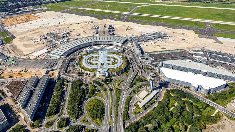 Aerial photograph, Düsseldorf Airport in the Lohausen district of Düsseldorf, Rhineland, North Rhine-Westphalia, Germany, terminal building, DE, Düsseldorf, Düsseldorf Airport, reception building, Europe, flight emission, airport, aircraft noise, airfield, aeroplane, aerial photograph, aerial photography, aerial photography, overview, bird's-eye view, bird's-eye view, overview