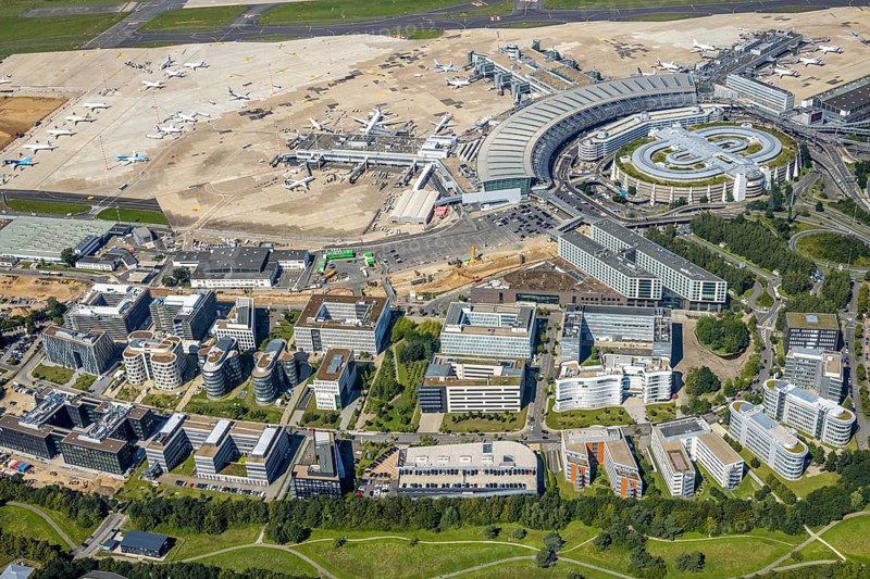 Aerial view, Düsseldorf Airport and Air Park business centre in the Lohausen district of Düsseldorf, Rhineland, North Rhine-Westphalia, Germany, terminal building, DE, Düsseldorf, Düsseldorf Airport, reception building, Europe, flight mission, airport, aircraft noise, airfield, aircraft, commercial buildings, aerial photograph, aerial photography, aerial photography, overview, bird's-eye view, overview