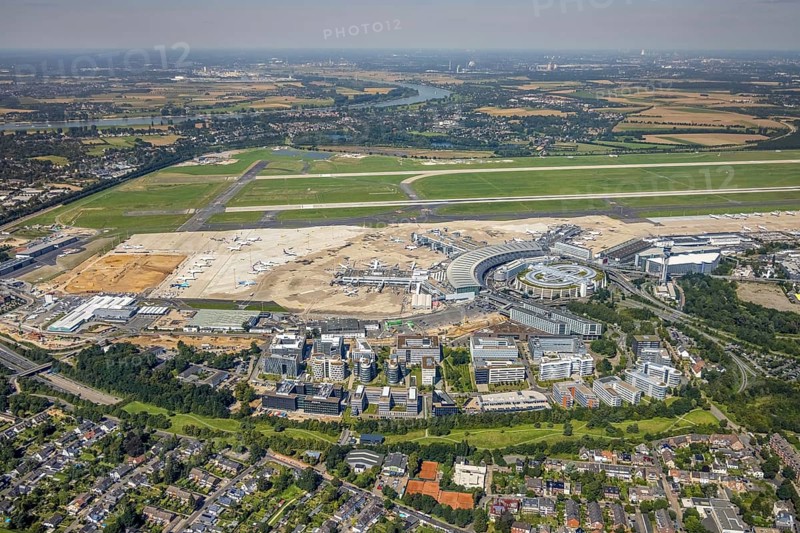 Aerial view, Düsseldorf Airport and Air Park business centre in the Lohausen district of Düsseldorf, Rhineland, North Rhine-Westphalia, Germany, terminal building, DE, Düsseldorf, Düsseldorf Airport, reception building, Europe, flight mission, airport, aircraft noise, airfield, aircraft, commercial buildings, aerial photograph, aerial photography, aerial photography, overview, bird's-eye view, overview