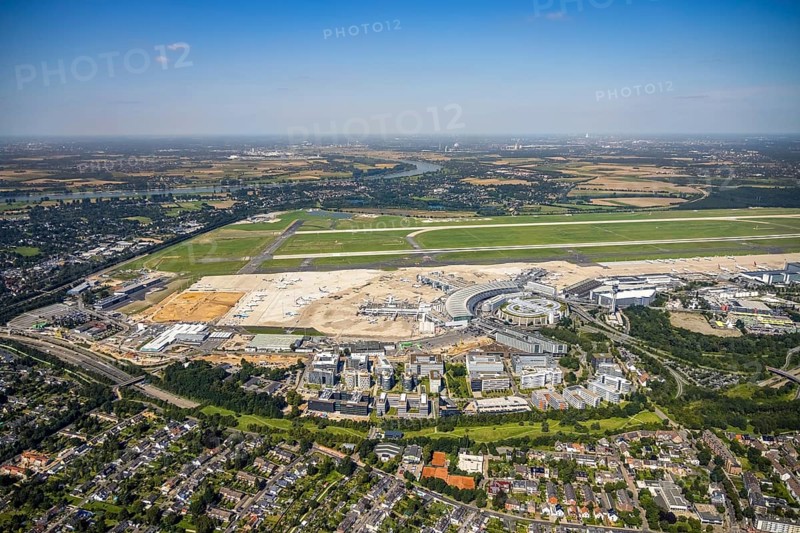 Aerial view, Düsseldorf Airport and Air Park business centre in the Lohausen district of Düsseldorf, Rhineland, North Rhine-Westphalia, Germany, terminal building, DE, Düsseldorf, Düsseldorf Airport, reception building, Europe, flight mission, airport, aircraft noise, airfield, aircraft, commercial buildings, aerial photograph, aerial photography, aerial photography, overview, bird's-eye view, overview