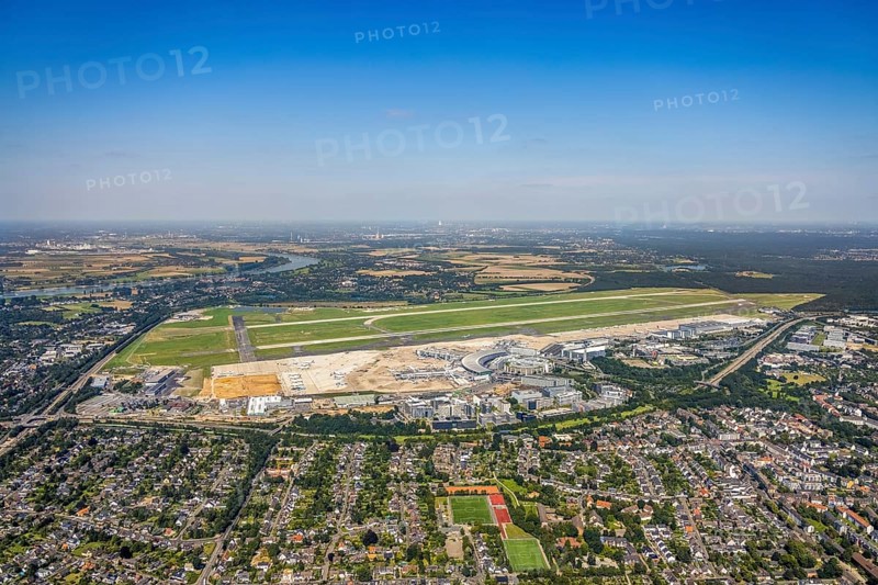 Aerial photograph, Düsseldorf Airport in the Lohausen district of Düsseldorf, Rhineland, North Rhine-Westphalia, Germany, terminal building, DE, Düsseldorf, Düsseldorf Airport, reception building, Europe, flight emission, airport, aircraft noise, airfield, aeroplane, aerial photograph, aerial photography, aerial photography, overview, bird's-eye view, bird's-eye view, overview