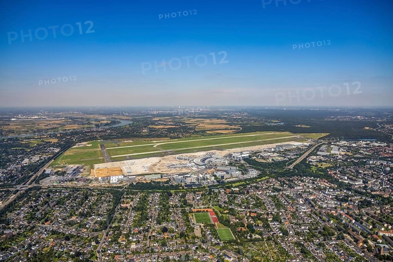 Aerial photograph, Düsseldorf Airport in the Lohausen district of Düsseldorf, Rhineland, North Rhine-Westphalia, Germany, terminal building, DE, Düsseldorf, Düsseldorf Airport, reception building, Europe, flight emission, airport, aircraft noise, airfield, aeroplane, aerial photograph, aerial photography, aerial photography, overview, bird's-eye view, bird's-eye view, overview