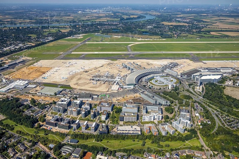 Aerial view, Düsseldorf Airport and Air Park business centre in the Lohausen district of Düsseldorf, Rhineland, North Rhine-Westphalia, Germany, terminal building, DE, Düsseldorf, Düsseldorf Airport, reception building, Europe, flight mission, airport, aircraft noise, airfield, aircraft, commercial buildings, aerial photograph, aerial photography, aerial photography, overview, bird's-eye view, overview