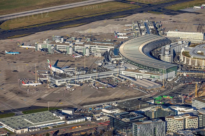 Aerial photo, Düsseldorf Airport with gates and handling fingers in the Lohausen district of Düsseldorf, Rhineland, North Rhine-Westphalia, Germany, terminal building, DE, Düsseldorf, reception building, Europe, flight emission, airport, aircraft noise, aerodrome, aerial photograph, aerial photography, aerial photography, terminal, overview, bird's-eye view, overview