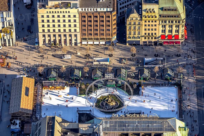 Aerial view, DEG-Winterwelt ice skating rink on the Kö at Corneliusplatz, city centre, Düsseldorf, Rhineland, North Rhine-Westphalia, Germany, Cornelius Brunnen, DE, ice rink, ice skating rink, Europe, Königsallee, aerial view, aerial photography, aerial photography, sight, overview, bird's eye view, Christmas market, birds-eyes view, overview